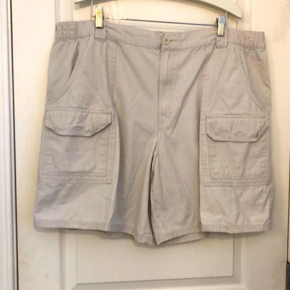 😊 Men’s basics classic cargo khaki shorts 100% cotton size 2X. NWOT - Picture 1 of 3